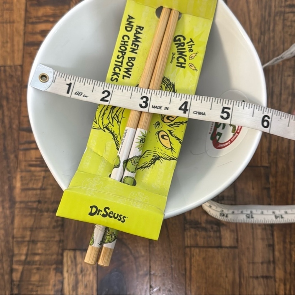 The Grinch Dr. Suess Ramen Bowls set of 2 NWT Chopsticks Christmas Cindy Lou - Picture 11 of 13